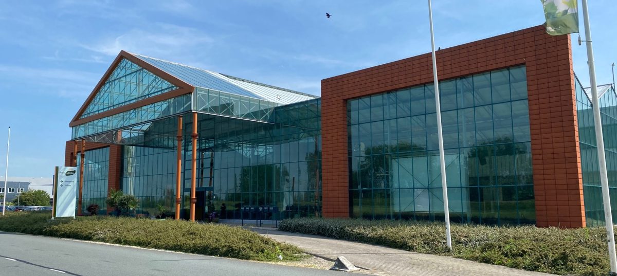 Kantoorgebouw van Royal Lemkes met glazen gevels, entree en bewegwijzering